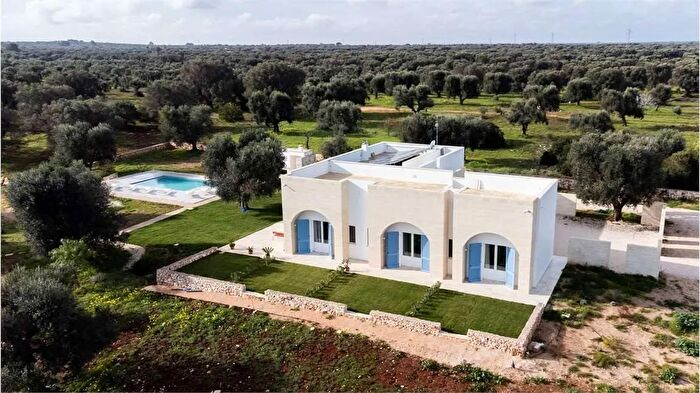 Casa con 8 locali in vendita in Carovigno