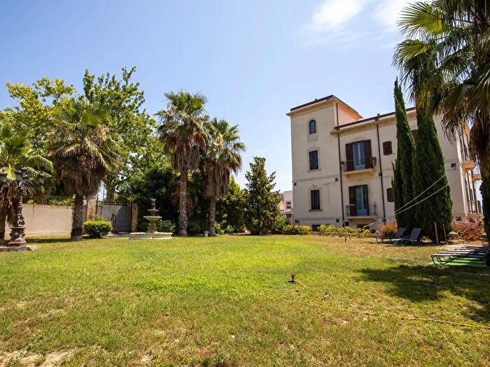 Casa con 18 locali in vendita in Via Pola, Noto
