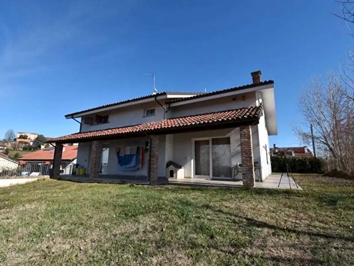 Casa con 10 locali in vendita in Via Roma, Vigliano DAsti