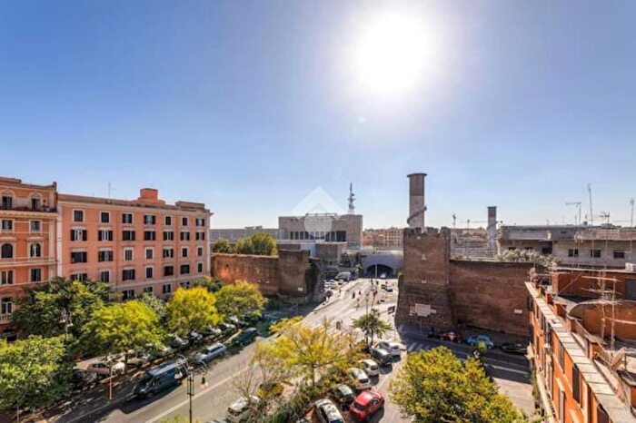 Appartamento quadrilocale in vendita in Piazzale Tiburtino, Roma
