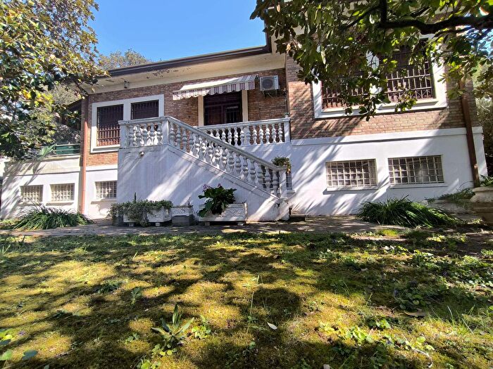 Casa con 10 locali in vendita in Via Marconi Miramare, Rimini