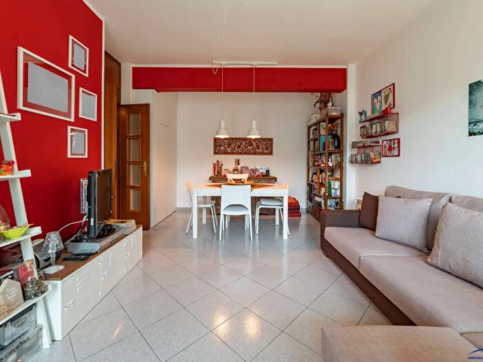 Appartamento trilocale in vendita in Via Cervignano, Milano