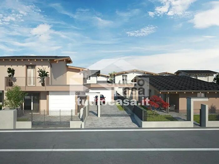 Casa quadrilocale in vendita in PZza Locatelli, Caravaggio