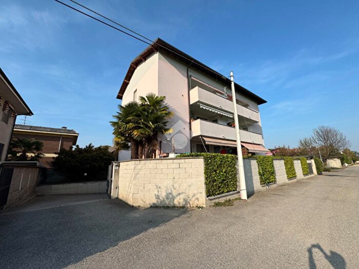 Appartamento trilocale in vendita in Vicolo del Castagno, Galliate