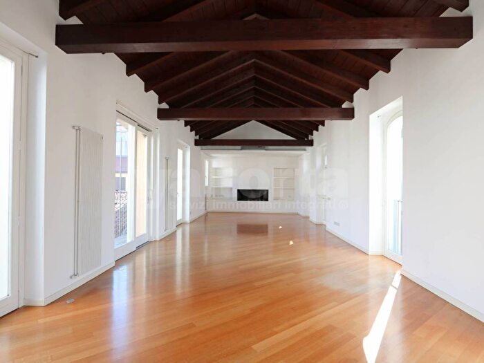 Appartamento con 6 locali in affitto in Vicolo Lambretto, Via Lecco Via Bergamo, Monza