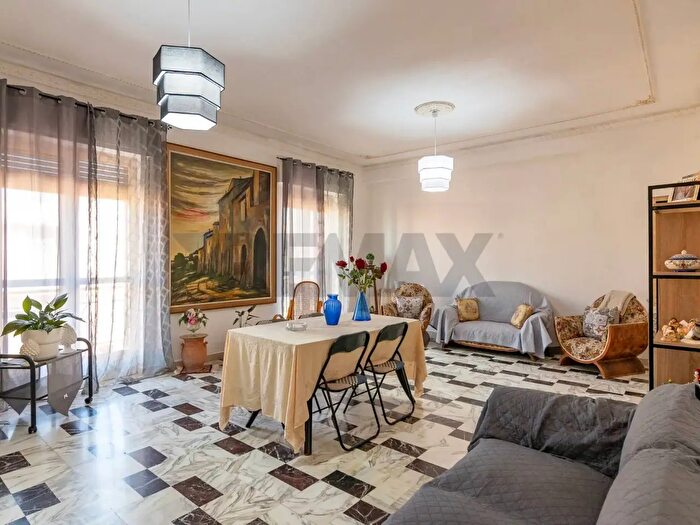 Appartamento con 5 locali in vendita in Via Rosolini, Siracusa