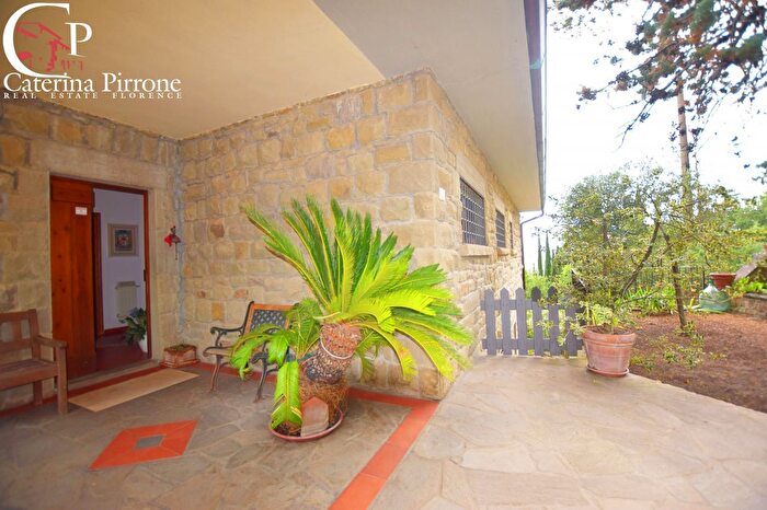 Casa con 8 locali in vendita in Via di Magnale, Pelago