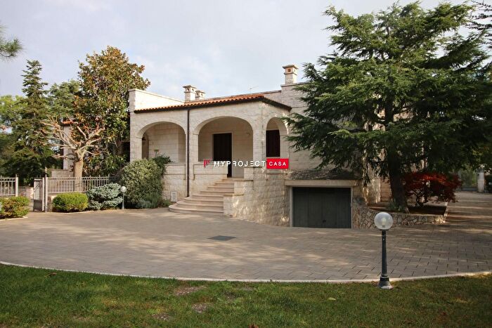 Casa con 12 locali in vendita in Viale del Castelluccio, Fasano