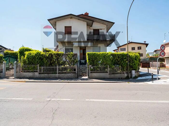 Appartamento trilocale in vendita in Via Pratomaggiore, Desenzano Del Garda