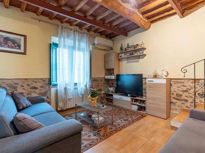 Casa con 6 locali in vendita in Via Nottolini, Lucca