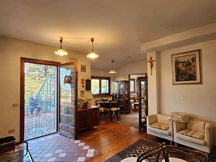 Casa con 8 locali in vendita in Macerata