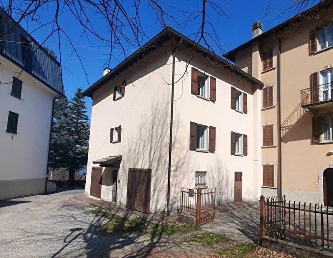 Casa con 9 locali in vendita in Via Roma Costa Valle Imagna, Costa Valle Imagna