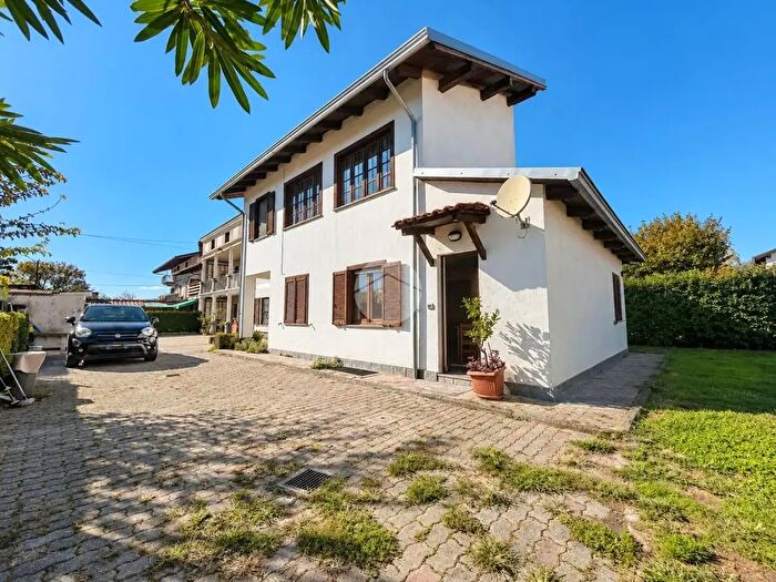 Casa con 11 locali in vendita in Via Casale, Ivrea