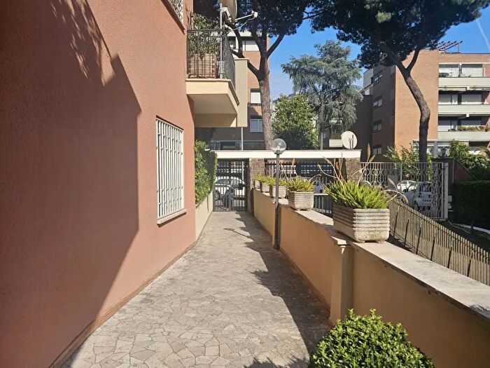 Appartamento con 5 locali in vendita in Via Luigi Capuana, Roma