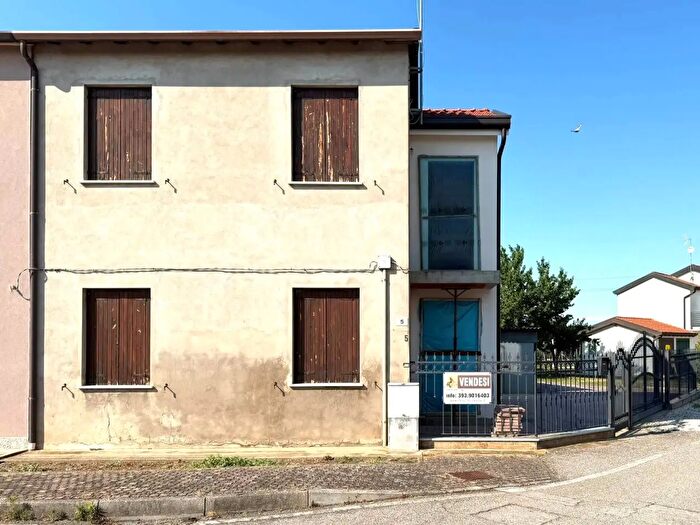 Casa con 6 locali in vendita in Piazza Flavio Busonera, Cavarzere