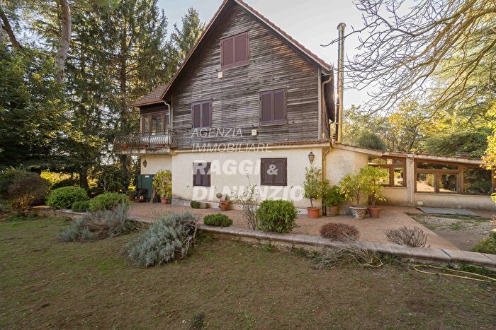 Casa con 8 locali in vendita in Rocca Priora