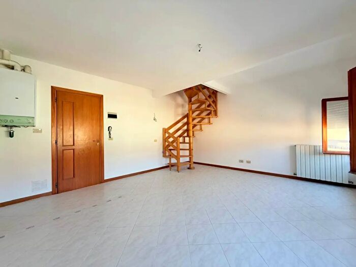 Appartamento con 6 locali in vendita in Via Pordoi, Cecina