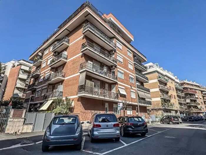 Appartamento trilocale in vendita in Via delle Aleutine, Roma