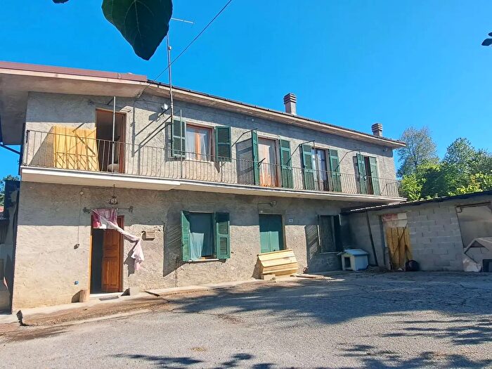 Casa con 10 locali in vendita in Roccavignale