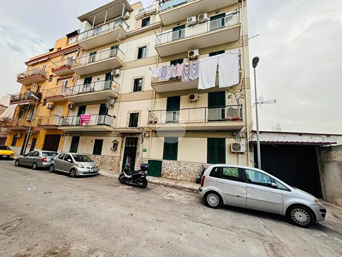 Appartamento trilocale in vendita in Via Francesco Orestano, Palermo