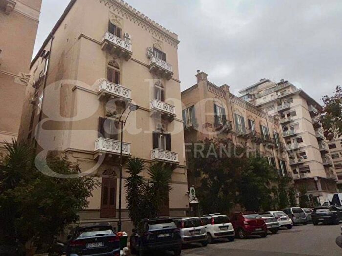 Appartamento bilocale in affitto in Via Enrico Albanese, Politeama Ruggiero Settimo, Palermo