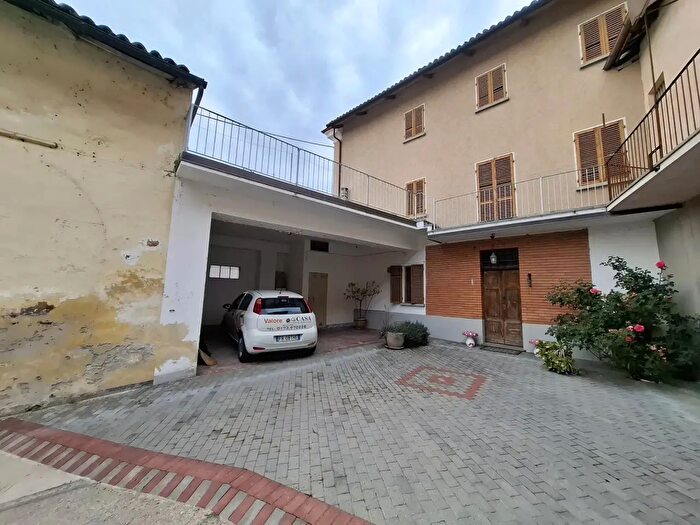 Casa con 8 locali in vendita in Govone