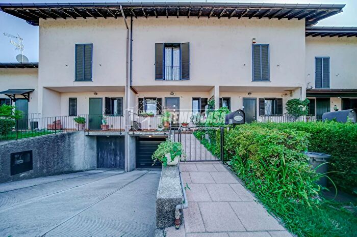 Casa quadrilocale in vendita in Via Europa, Castelletto Sopra Ticino