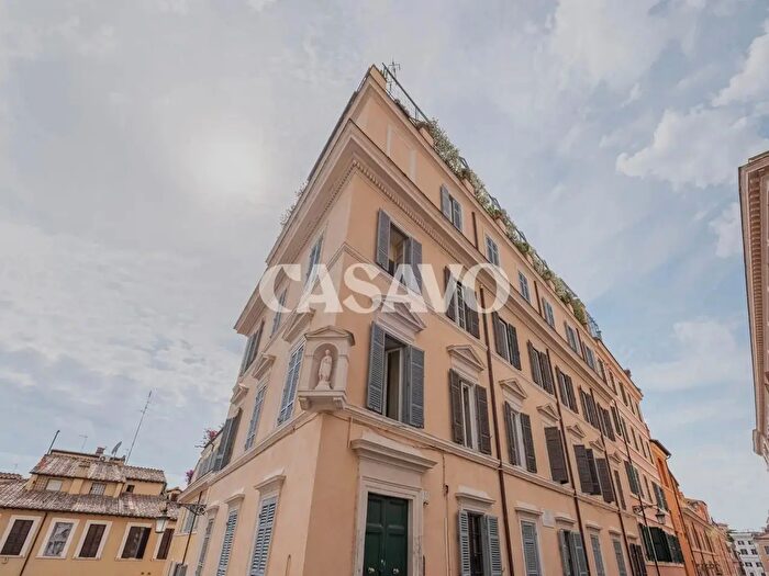 Casa quadrilocale in vendita in Via della Panetteria, Roma