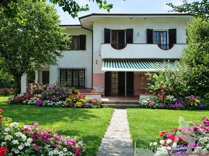 Casa con 6 locali in vendita in Forte Dei Marmi