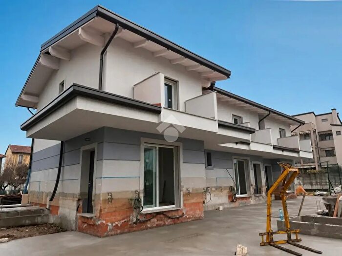 Casa quadrilocale in vendita in Via col di Lana, Brugherio