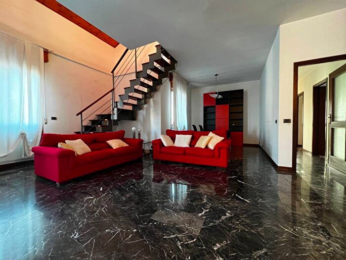 Casa con 6 locali in affitto in Zona, Piacenza