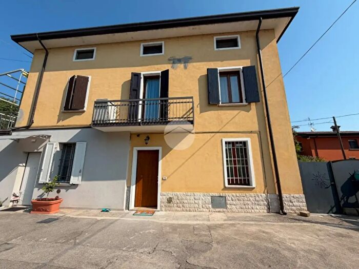 Appartamento trilocale in vendita in Via San Giovanni, Montichiari