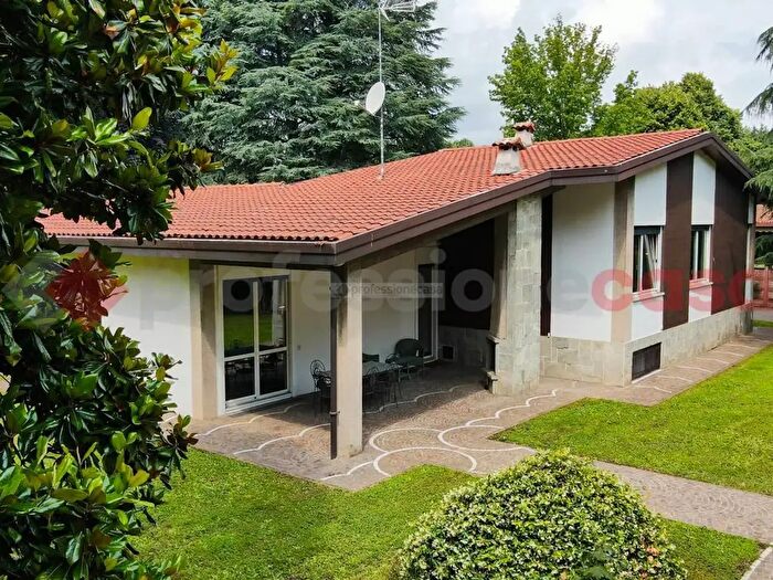 Appartamento con 5 locali in vendita in Via Forlanini, Desio