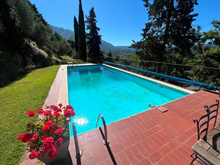 Casa con 6 locali in affitto in Camaiore Paese, Camaiore