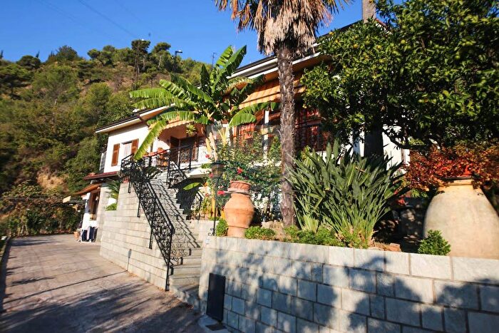 Casa con 16 locali in vendita in Strada Ciaxe, Camporosso