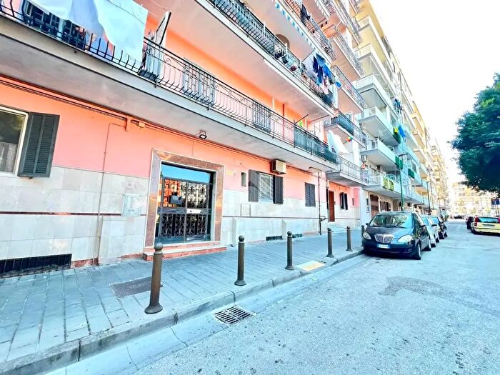 Appartamento trilocale in vendita in Via Nabucco, Napoli