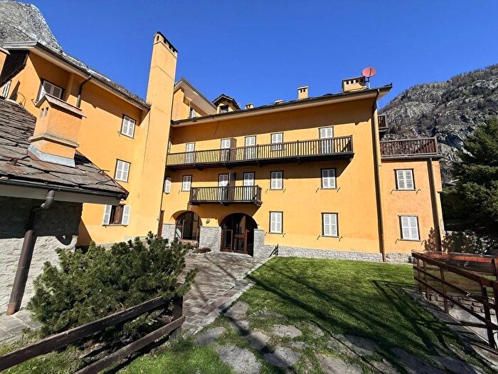 Appartamento trilocale in affitto in Via dei Bagni, Centro, Courmayeur