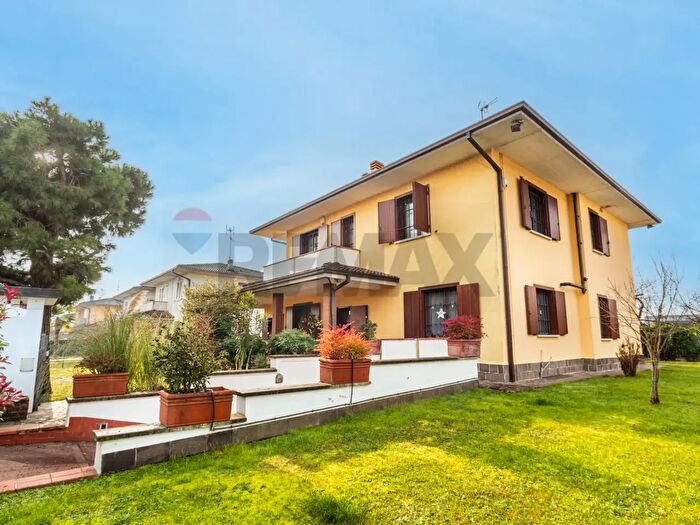 Casa con 8 locali in vendita in Via Ugo Foscolo, Cerro Al Lambro