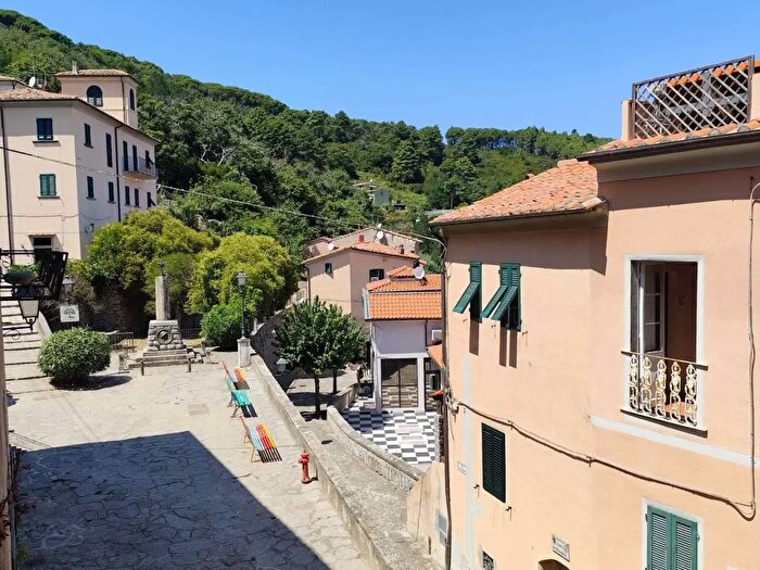 Appartamento trilocale in vendita in Via del Pretorio, Marciana