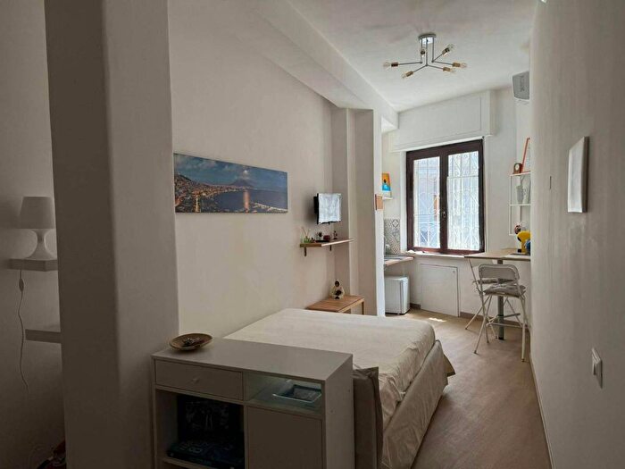 Appartamento monolocale in affitto in Via Roberto Bracco, Porto Municipio, Napoli
