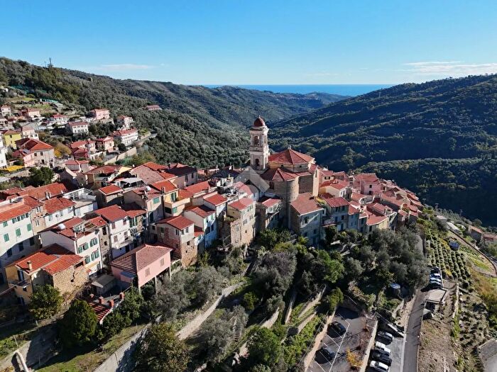 Casa con 6 locali in vendita in Via Romita, Pietrabruna