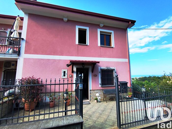 Casa con 6 locali in vendita in Via Piano, Santa Domenica Talao