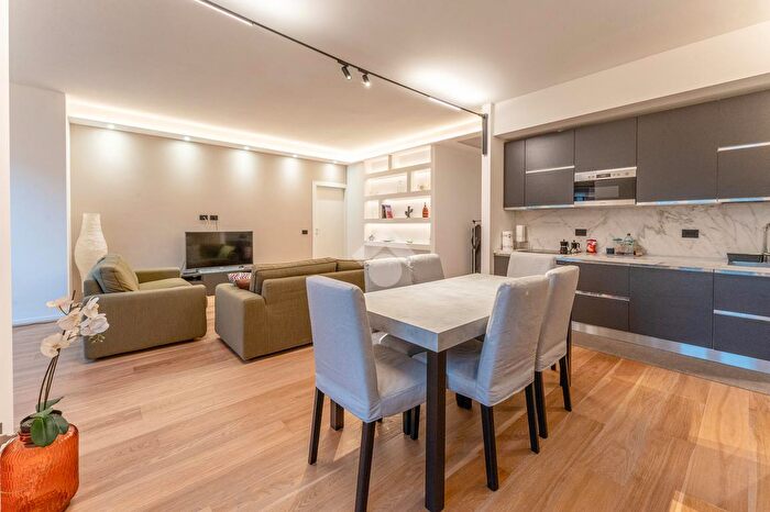 Appartamento quadrilocale in vendita in Via Cenisio, Milano