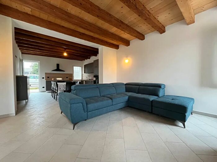 Casa con 5 locali in affitto in Viale Piave, Sorga