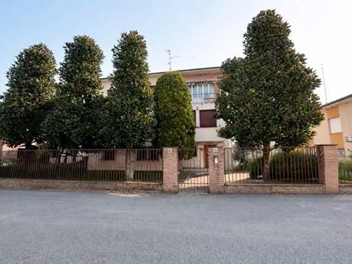 Casa con 12 locali in vendita in Via Trentini, Mirandola