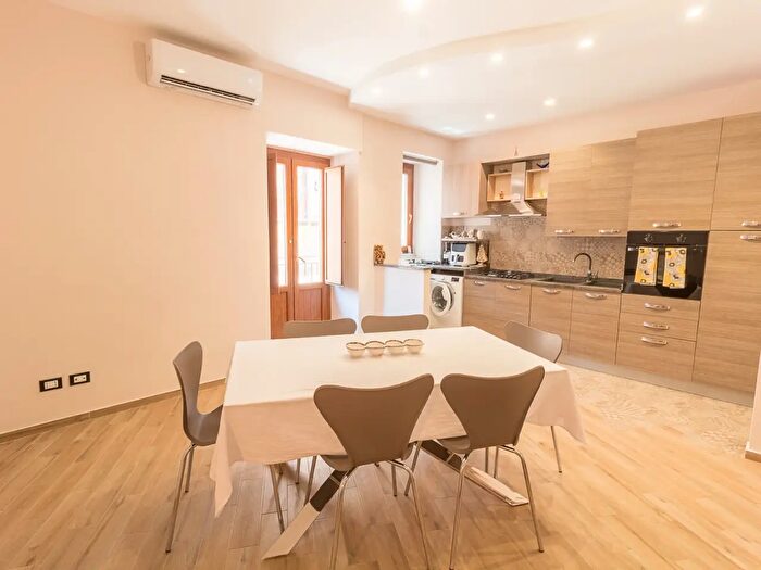 Appartamento bilocale in vendita in Via Candeloro, Cefalu'