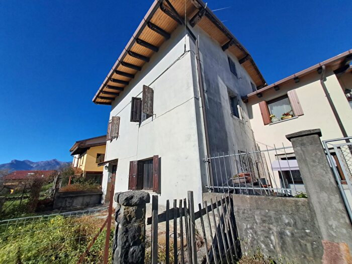 Casa con 8 locali in vendita in Via Capoluogo, Lauco