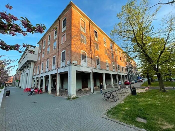 Appartamento trilocale in vendita in Piazza Bruno Buozzi, Ferrara