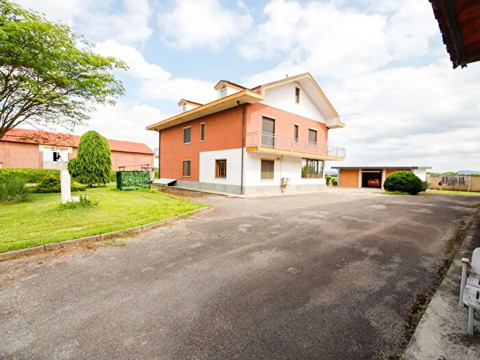 Casa con 16 locali in vendita in Leini