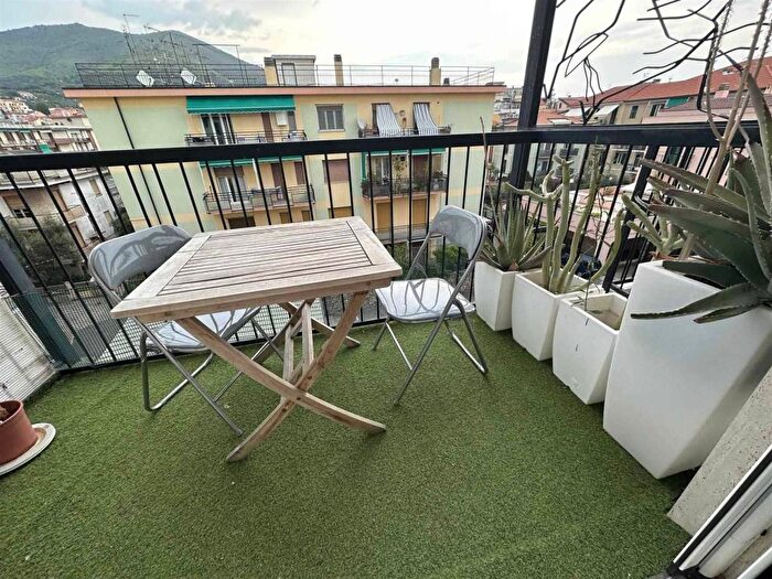 Appartamento bilocale in affitto in Via Venezia, Spotorno